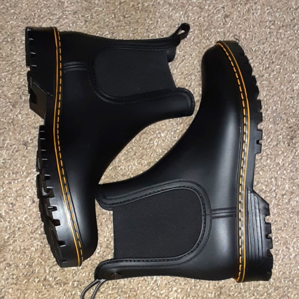 Igor size 40 new never worn black